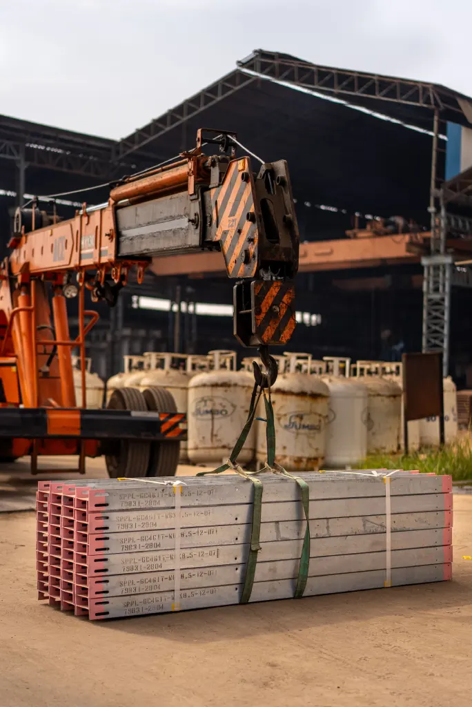 Ambiente industrial de galvanoplastia com foco em segurança química