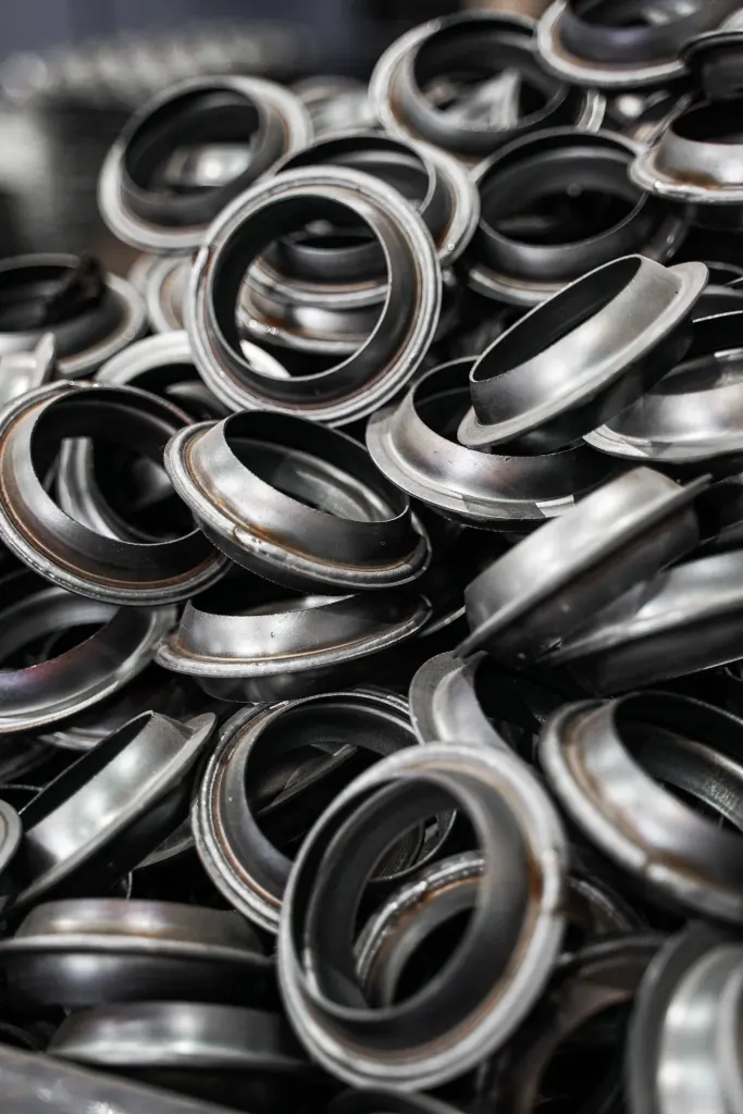 Peças metálicas em processo de tratamento de superfície industrial